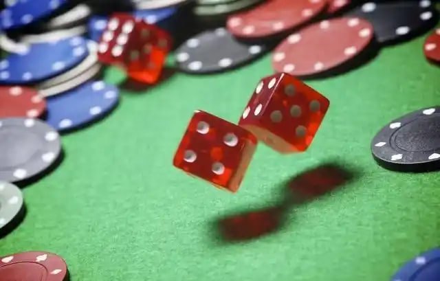 Visualisasi sistem keamanan yang menjaga data pengguna tetap aman dari ancaman